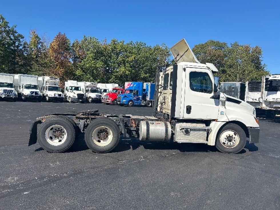 Day Cab Tractor-Heavy Duty Tractors-Freightliner-2020-T12664ST-Oakwood Village-OH-338,903\n\t\tmiles-$ 50,500 - Image 8