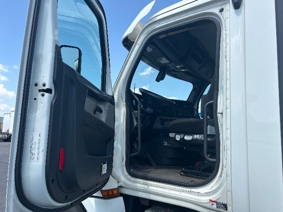 Day Cab Tractor-Heavy Duty Tractors-Freightliner-2020-T12664ST-Obetz-OH-155,851\n\t\tmiles-$ 61,250 - Image 9