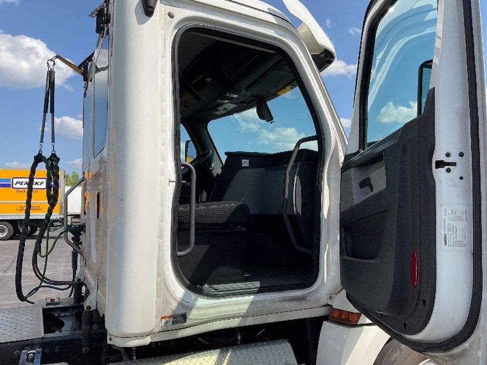 Day Cab Tractor-Heavy Duty Tractors-Freightliner-2020-T12664ST-Obetz-OH-322,173\n\t\tmiles-$ 69,000 - Image 12