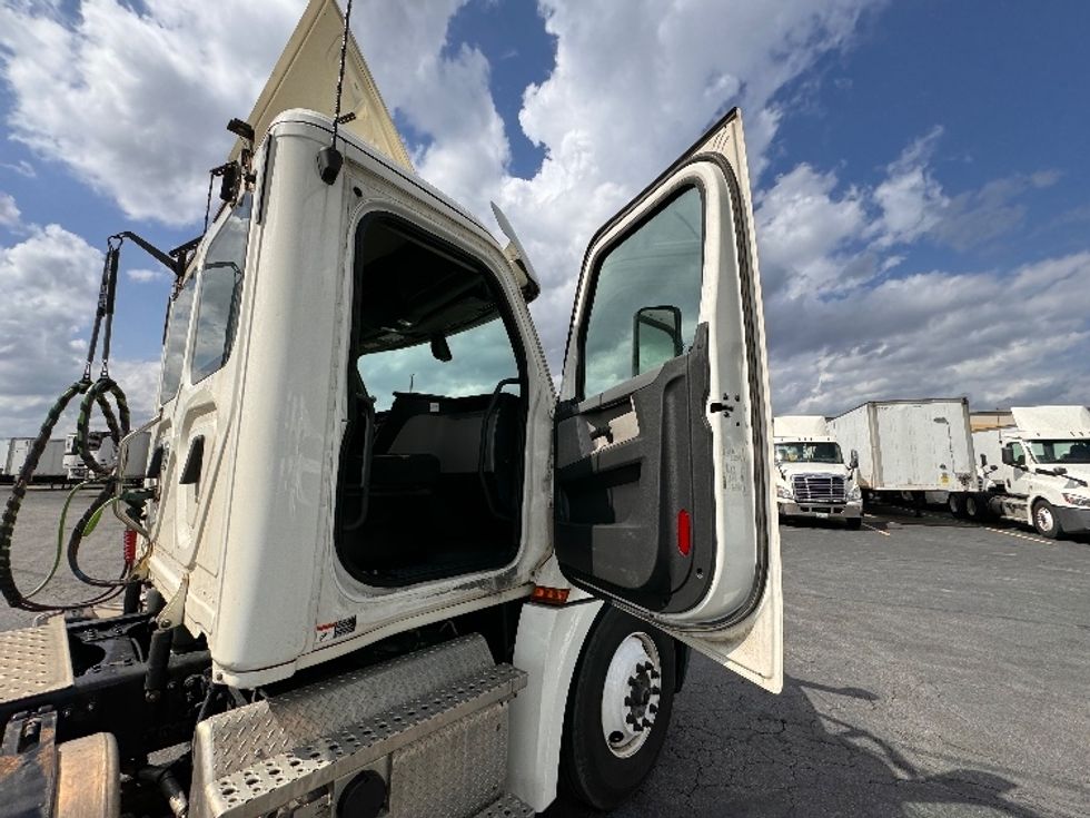 Day Cab Tractor-Heavy Duty Tractors-Freightliner-2020-T12664ST-Obetz-OH-429,831\n\t\tmiles-$ 57,750 - Image 12