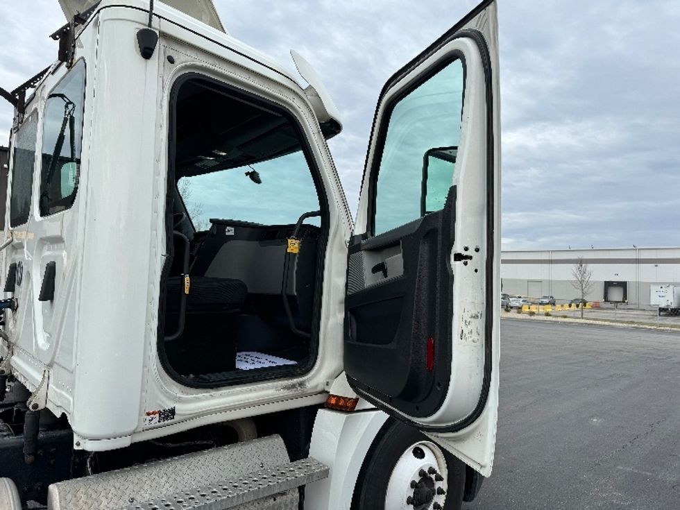 Day Cab Tractor-Heavy Duty Tractors-Freightliner-2020-T12664ST-Obetz-OH-431,178\n\t\tmiles-$ 61,500 - Image 12