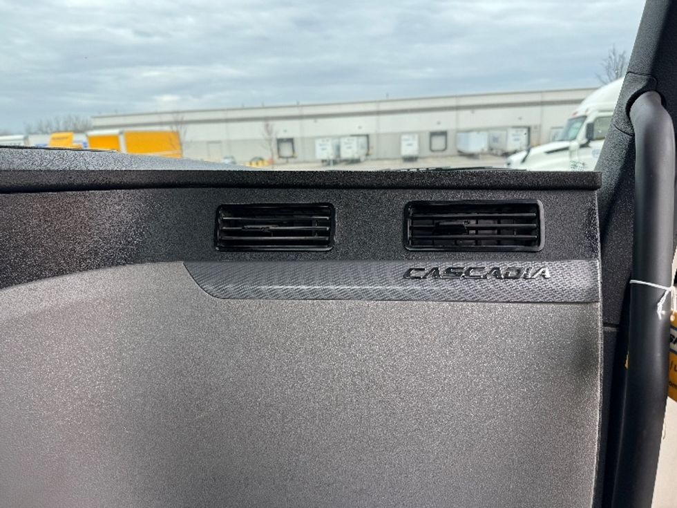 Day Cab Tractor-Heavy Duty Tractors-Freightliner-2020-T12664ST-Obetz-OH-431,178\n\t\tmiles-$ 61,500 - Image 13