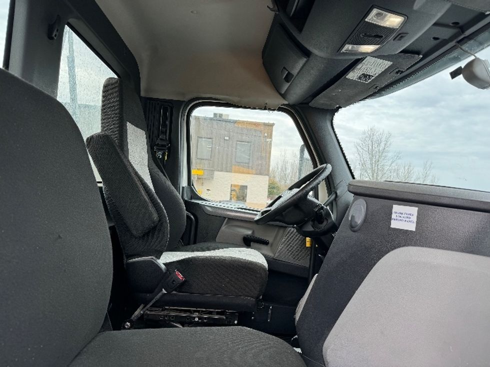 Day Cab Tractor-Heavy Duty Tractors-Freightliner-2020-T12664ST-Obetz-OH-431,178\n\t\tmiles-$ 61,500 - Image 14