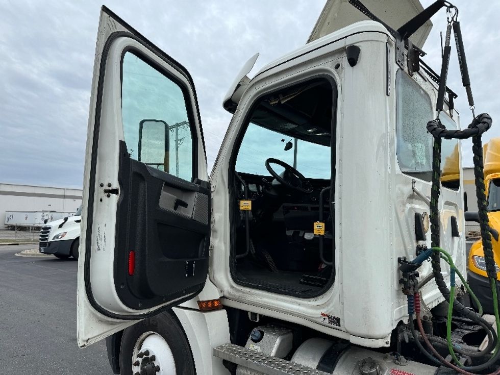 Day Cab Tractor-Heavy Duty Tractors-Freightliner-2020-T12664ST-Obetz-OH-431,178\n\t\tmiles-$ 61,500 - Image 9
