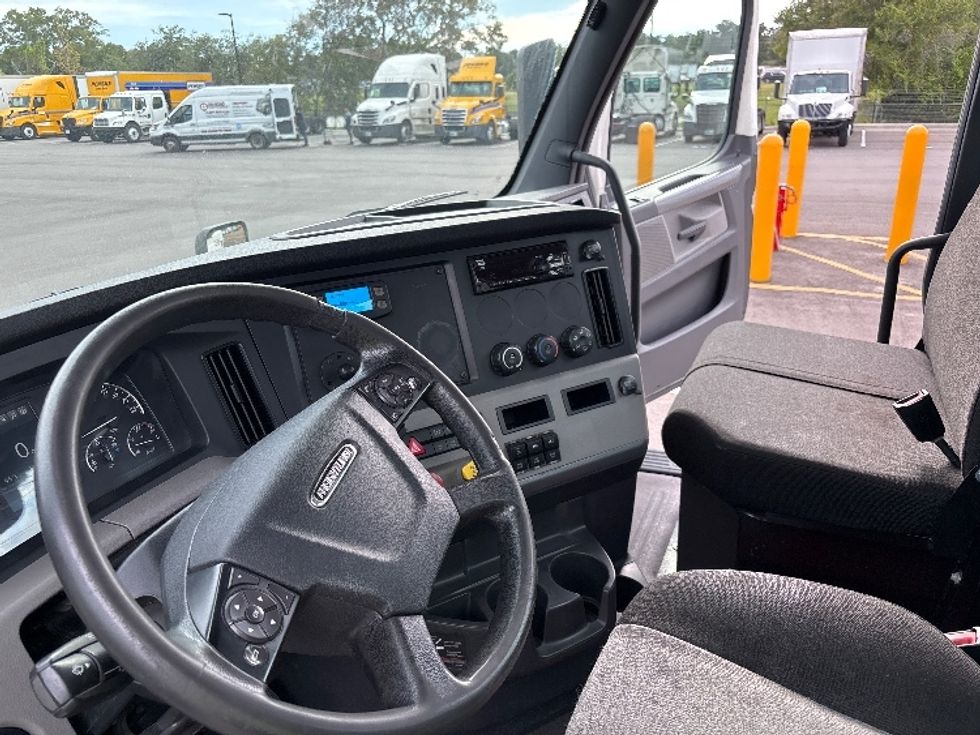 Day Cab Tractor-Heavy Duty Tractors-Freightliner-2020-T12664ST-Ocala-FL-190,727\n\t\tmiles-$ 65,500 - Image 10