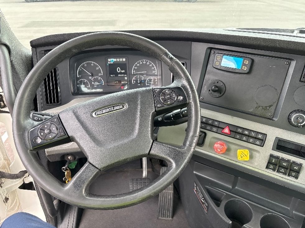 Day Cab Tractor-Heavy Duty Tractors-Freightliner-2020-T12664ST-Ocala-FL-190,727\n\t\tmiles-$ 65,500 - Image 11