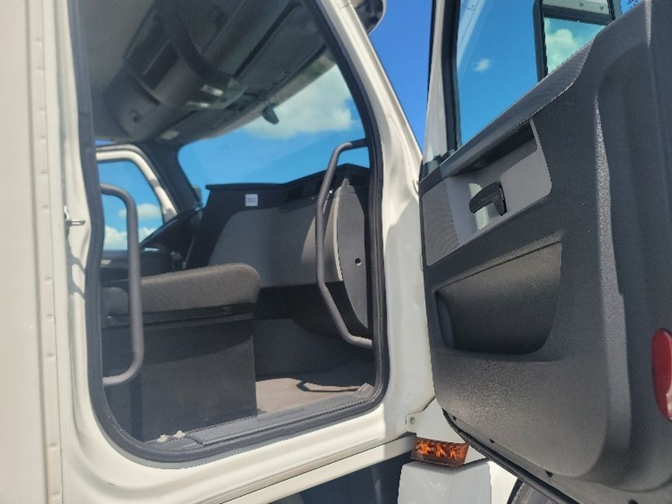 Day Cab Tractor-Heavy Duty Tractors-Freightliner-2020-T12664ST-Ocala-FL-190,727\n\t\tmiles-$ 65,500 - Image 12