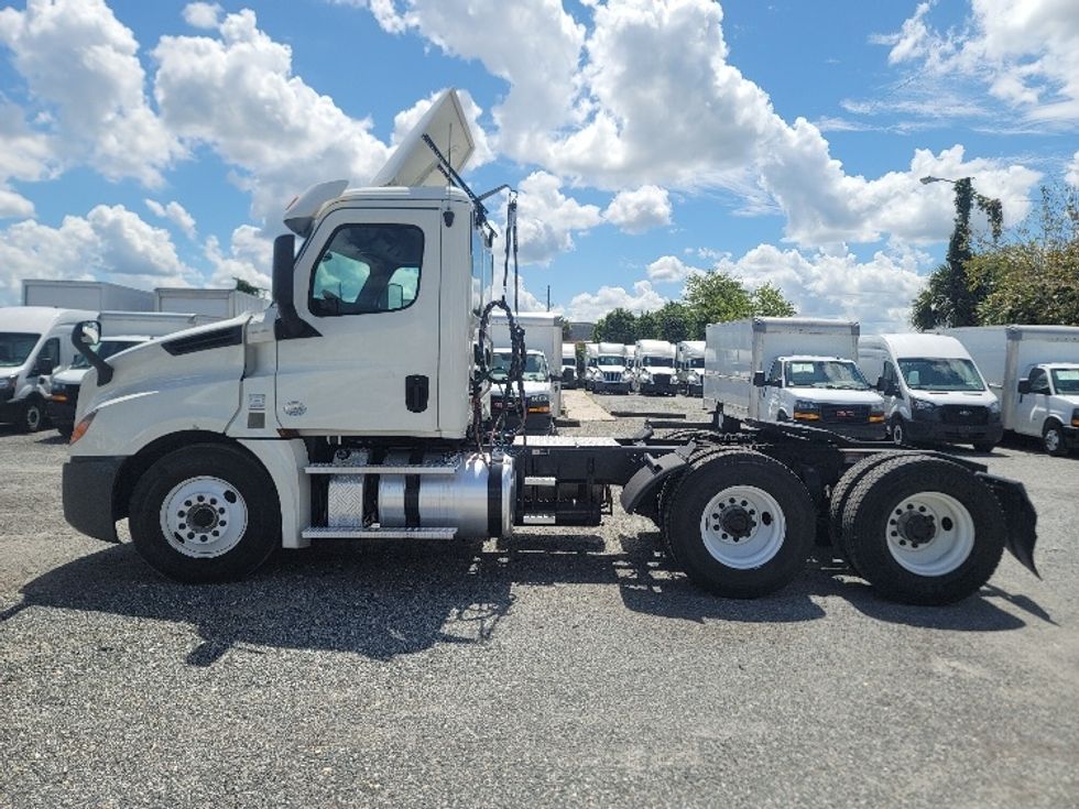 Day Cab Tractor-Heavy Duty Tractors-Freightliner-2020-T12664ST-Ocala-FL-190,727\n\t\tmiles-$ 65,500 - Image 4