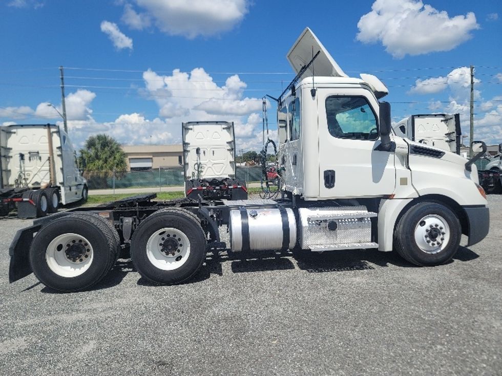 Day Cab Tractor-Heavy Duty Tractors-Freightliner-2020-T12664ST-Ocala-FL-190,727\n\t\tmiles-$ 65,500 - Image 8