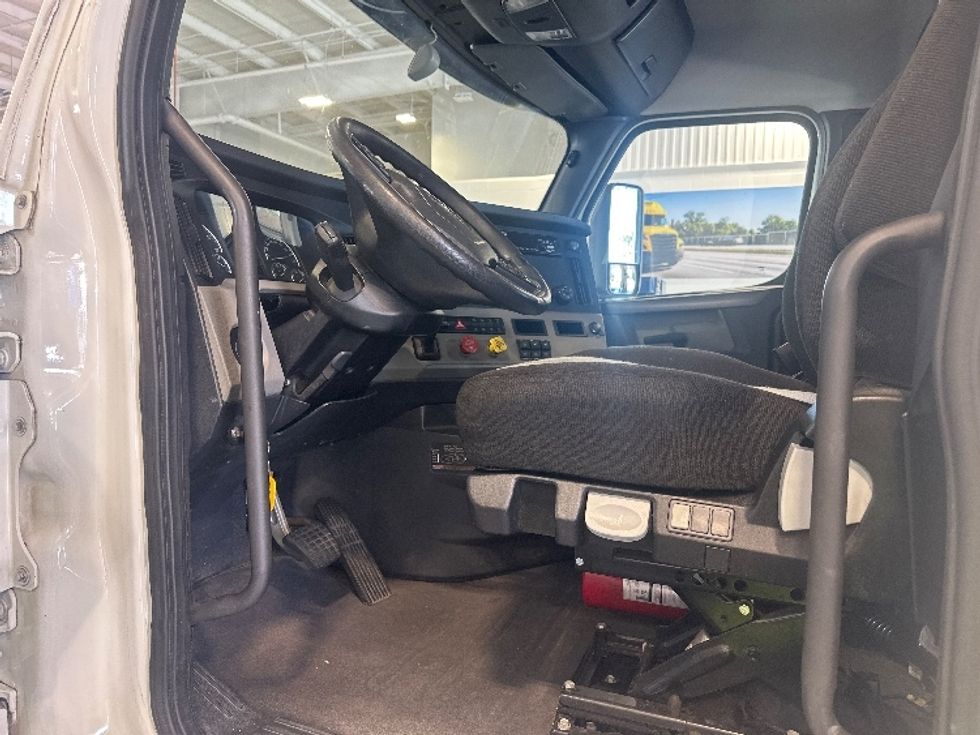 Day Cab Tractor-Heavy Duty Tractors-Freightliner-2020-T12664ST-Ocala-FL-190,727\n\t\tmiles-$ 65,500 - Image 9