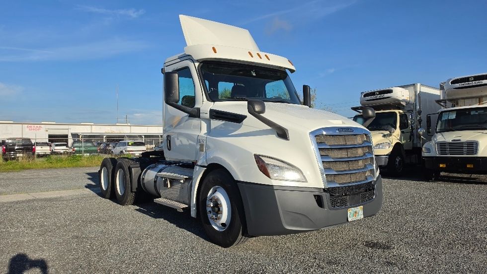 Day Cab Tractor-Heavy Duty Tractors-Freightliner-2020-T12664ST-Ocala-FL-217,156\n\t\tmiles-$ 64,000 - Image 1