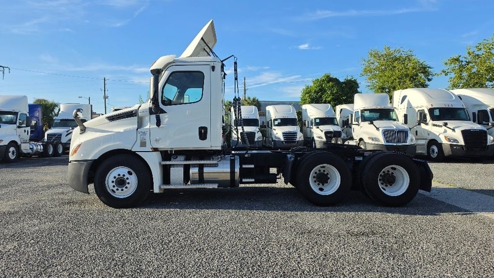 Day Cab Tractor-Heavy Duty Tractors-Freightliner-2020-T12664ST-Ocala-FL-217,156\n\t\tmiles-$ 64,000 - Image 4