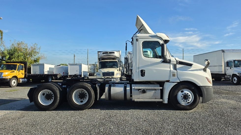 Day Cab Tractor-Heavy Duty Tractors-Freightliner-2020-T12664ST-Ocala-FL-217,156\n\t\tmiles-$ 64,000 - Image 8