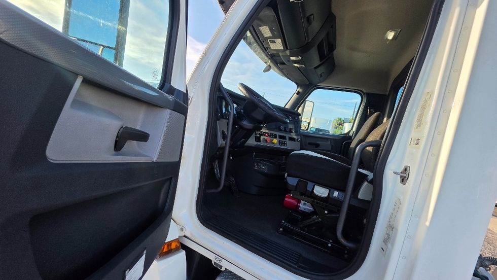 Day Cab Tractor-Heavy Duty Tractors-Freightliner-2020-T12664ST-Ocala-FL-217,156\n\t\tmiles-$ 64,000 - Image 9