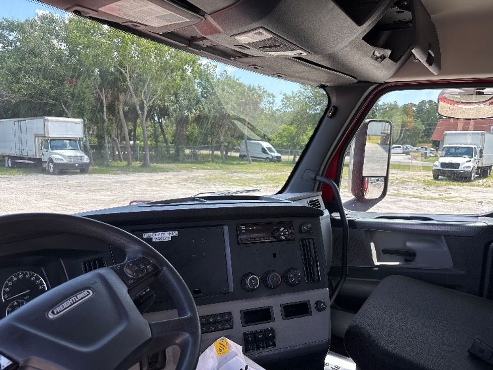 Day Cab Tractor-Heavy Duty Tractors-Freightliner-2020-T12664ST-Ocala-FL-336,375\n\t\tmiles-$ 51,500 - Image 10