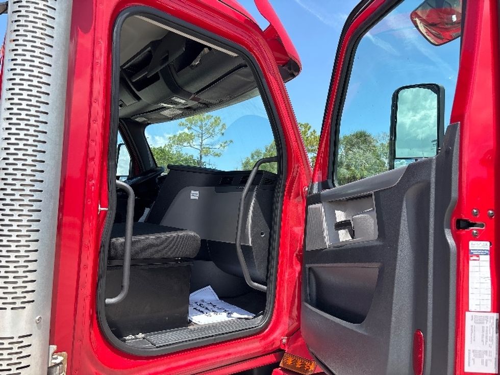 Day Cab Tractor-Heavy Duty Tractors-Freightliner-2020-T12664ST-Ocala-FL-336,375\n\t\tmiles-$ 51,500 - Image 12