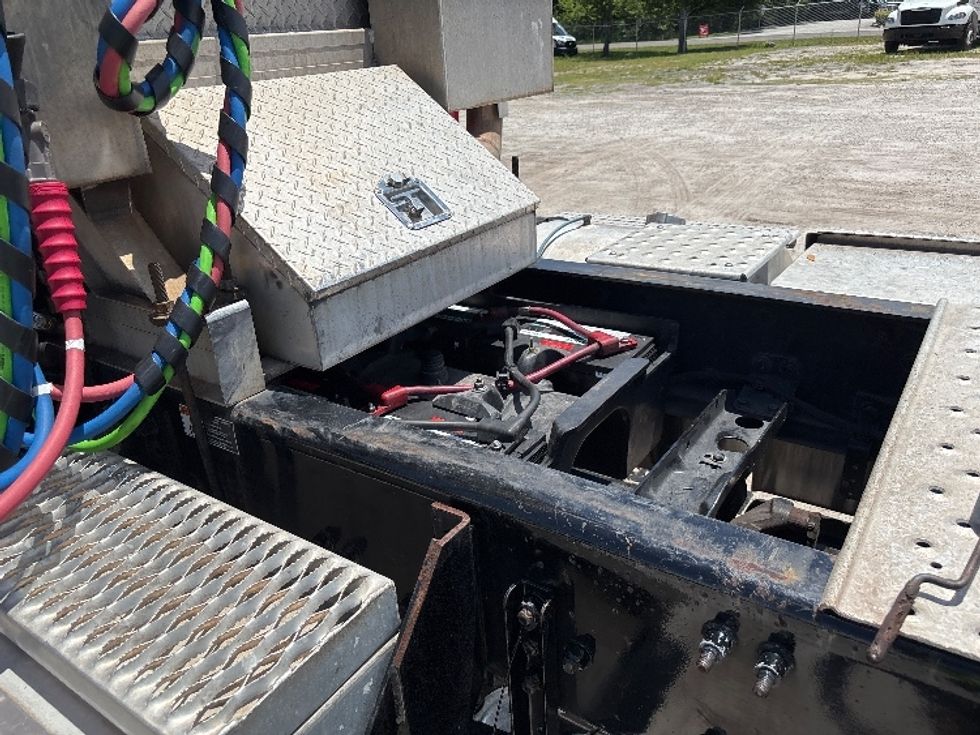 Day Cab Tractor-Heavy Duty Tractors-Freightliner-2020-T12664ST-Ocala-FL-336,375\n\t\tmiles-$ 51,500 - Image 17