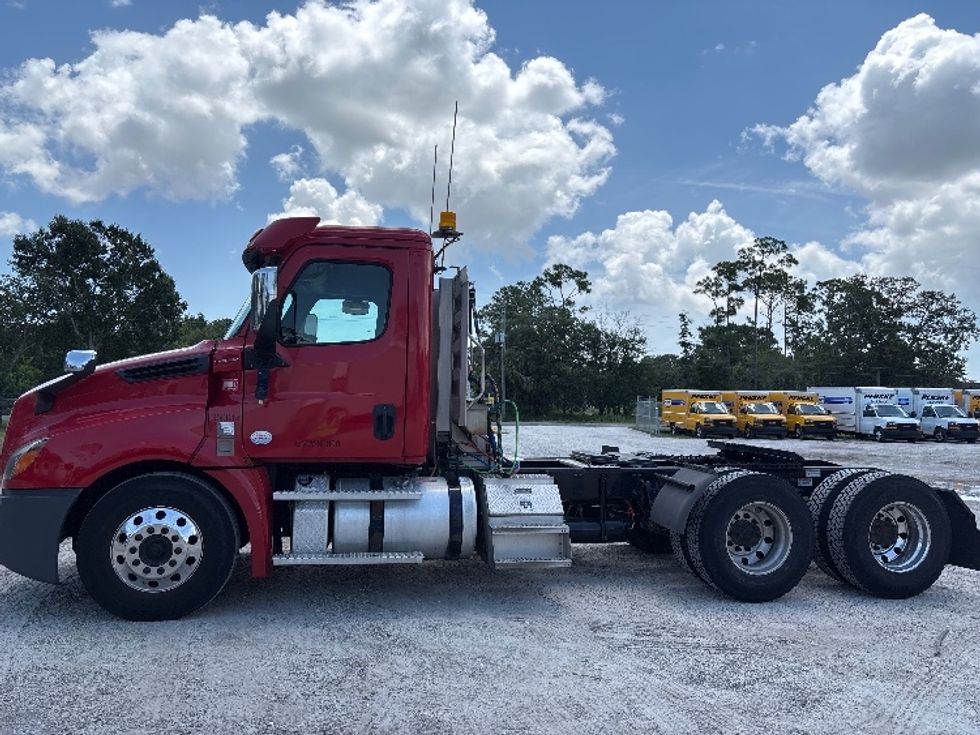 Day Cab Tractor-Heavy Duty Tractors-Freightliner-2020-T12664ST-Ocala-FL-336,375\n\t\tmiles-$ 51,500 - Image 4