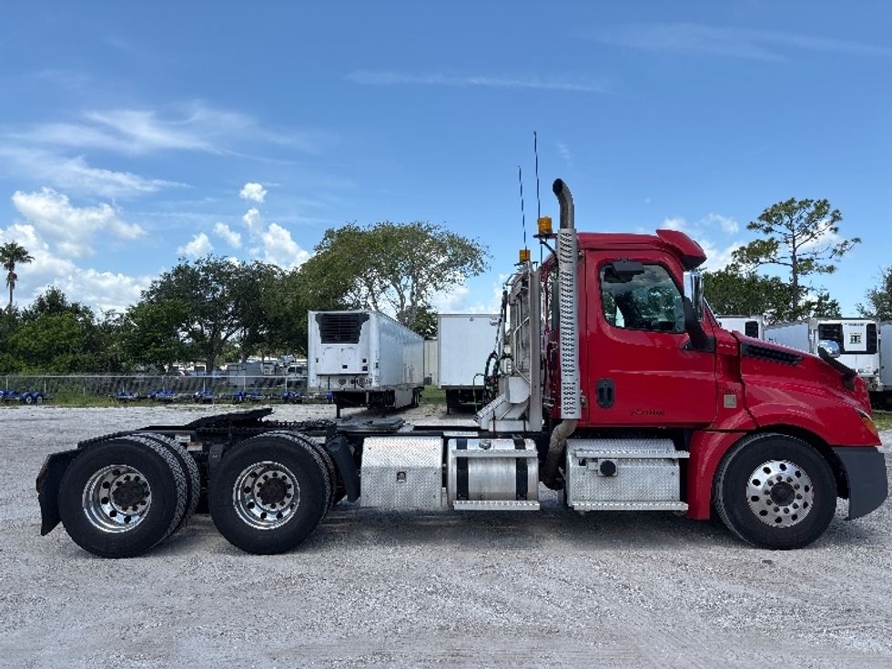 Day Cab Tractor-Heavy Duty Tractors-Freightliner-2020-T12664ST-Ocala-FL-336,375\n\t\tmiles-$ 51,500 - Image 8