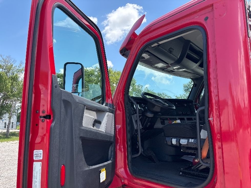 Day Cab Tractor-Heavy Duty Tractors-Freightliner-2020-T12664ST-Ocala-FL-336,375\n\t\tmiles-$ 51,500 - Image 9