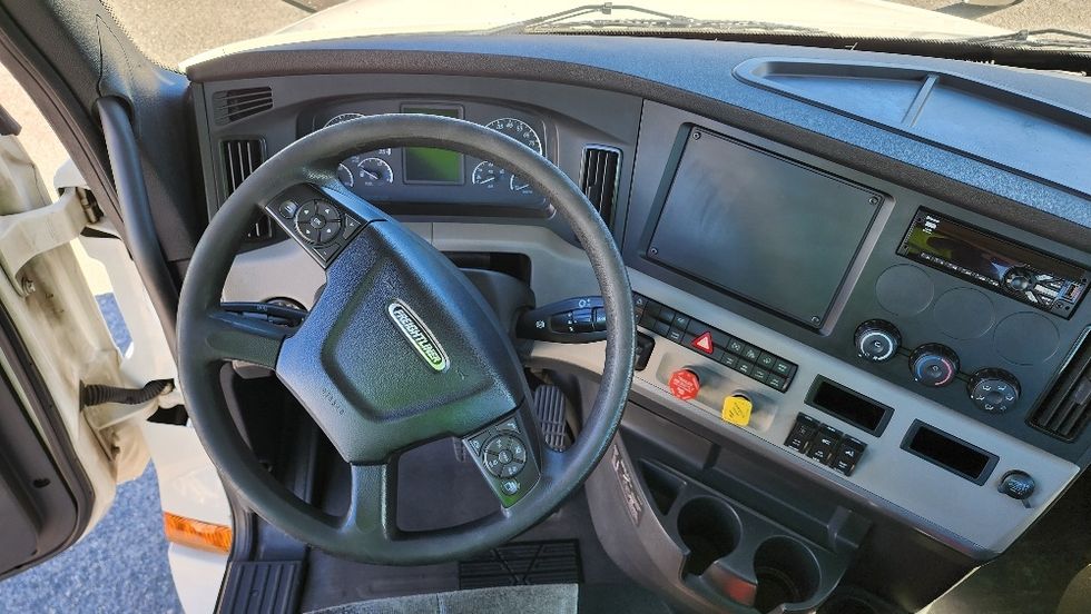 Day Cab Tractor-Heavy Duty Tractors-Freightliner-2020-T12664ST-Ocala-FL-357,048\n\t\tmiles-$ 52,750 - Image 11