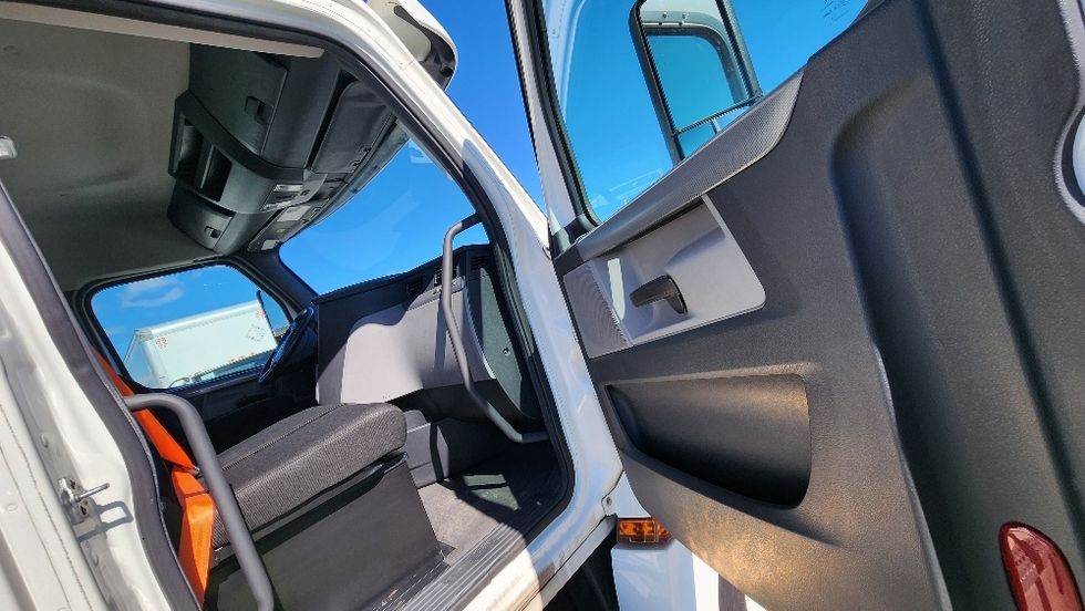 Day Cab Tractor-Heavy Duty Tractors-Freightliner-2020-T12664ST-Ocala-FL-357,048\n\t\tmiles-$ 52,750 - Image 12