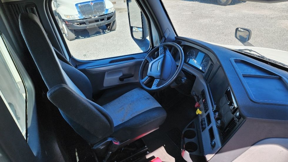 Day Cab Tractor-Heavy Duty Tractors-Freightliner-2020-T12664ST-Ocala-FL-357,048\n\t\tmiles-$ 52,750 - Image 14