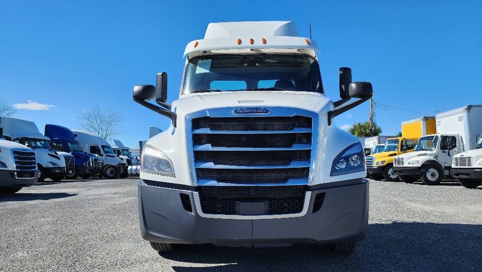 Day Cab Tractor-Heavy Duty Tractors-Freightliner-2020-T12664ST-Ocala-FL-357,048\n\t\tmiles-$ 52,750 - Image 2