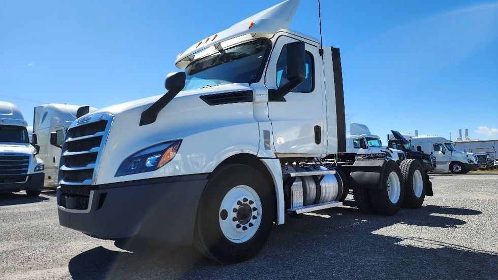 Day Cab Tractor-Heavy Duty Tractors-Freightliner-2020-T12664ST-Ocala-FL-357,048\n\t\tmiles-$ 52,750 - Image 3