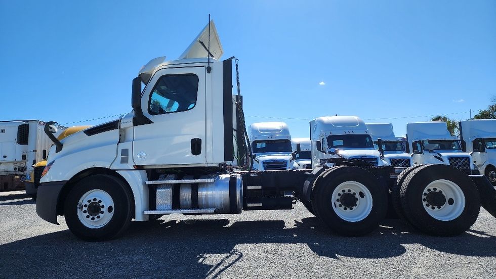 Day Cab Tractor-Heavy Duty Tractors-Freightliner-2020-T12664ST-Ocala-FL-357,048\n\t\tmiles-$ 52,750 - Image 4