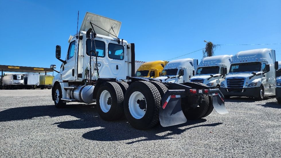Day Cab Tractor-Heavy Duty Tractors-Freightliner-2020-T12664ST-Ocala-FL-357,048\n\t\tmiles-$ 52,750 - Image 5