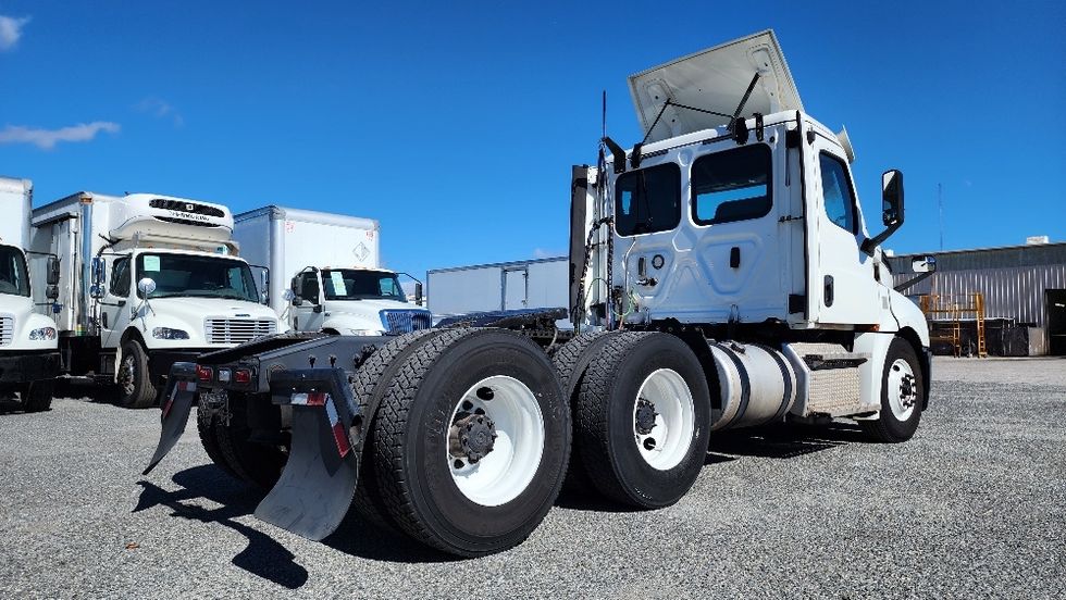 Day Cab Tractor-Heavy Duty Tractors-Freightliner-2020-T12664ST-Ocala-FL-357,048\n\t\tmiles-$ 52,750 - Image 7