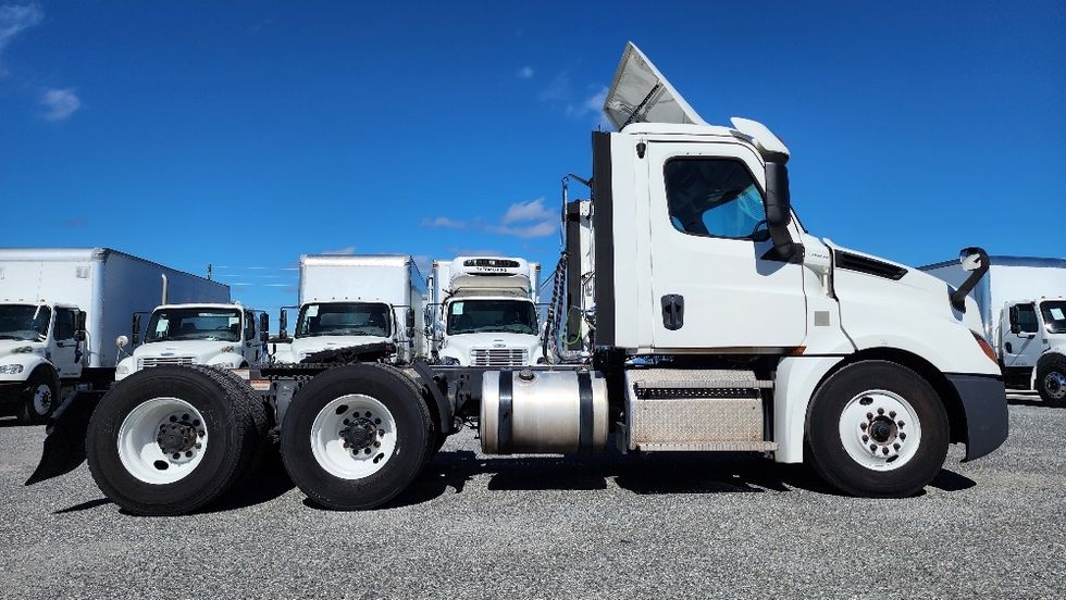 Day Cab Tractor-Heavy Duty Tractors-Freightliner-2020-T12664ST-Ocala-FL-357,048\n\t\tmiles-$ 52,750 - Image 8