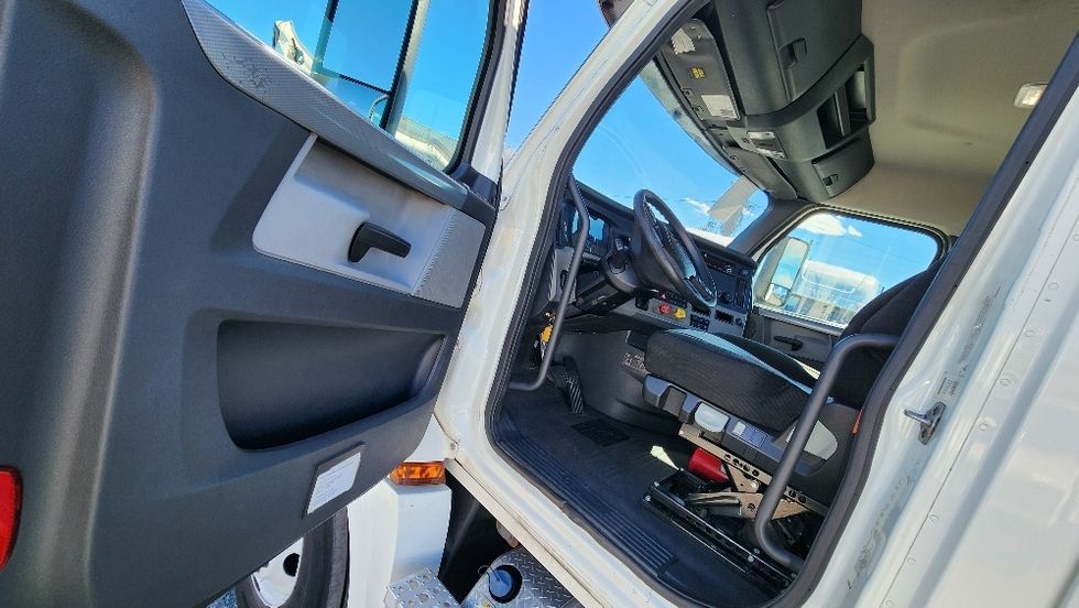 Day Cab Tractor-Heavy Duty Tractors-Freightliner-2020-T12664ST-Ocala-FL-357,048\n\t\tmiles-$ 52,750 - Image 9