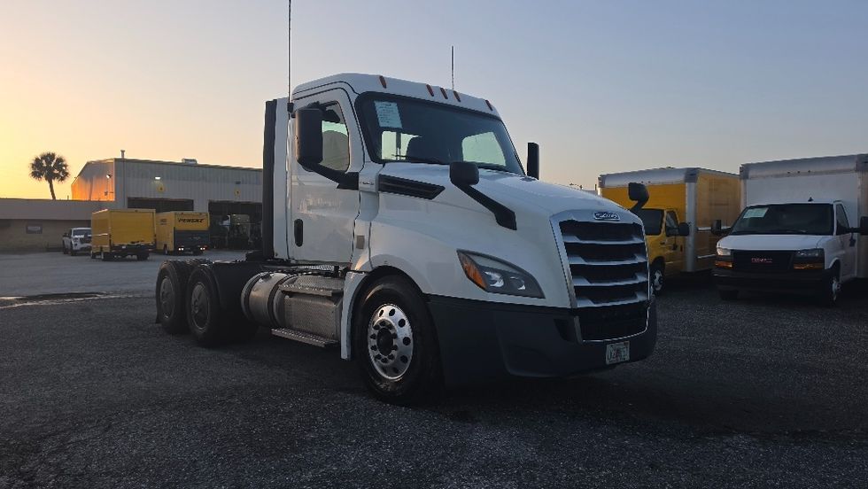 Day Cab Tractor-Heavy Duty Tractors-Freightliner-2020-T12664ST-Ocala-FL-492,279\n\t\tmiles-$ 47,250 - Image 1