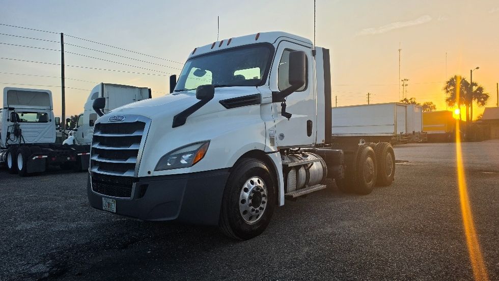 Day Cab Tractor-Heavy Duty Tractors-Freightliner-2020-T12664ST-Ocala-FL-492,279\n\t\tmiles-$ 47,250 - Image 3