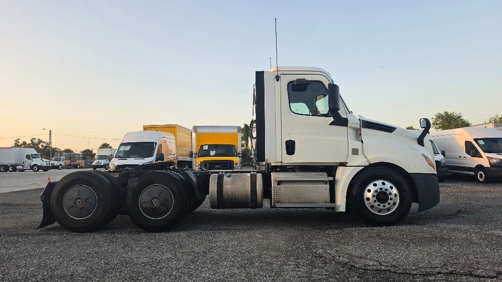 Day Cab Tractor-Heavy Duty Tractors-Freightliner-2020-T12664ST-Ocala-FL-492,279\n\t\tmiles-$ 47,250 - Image 8