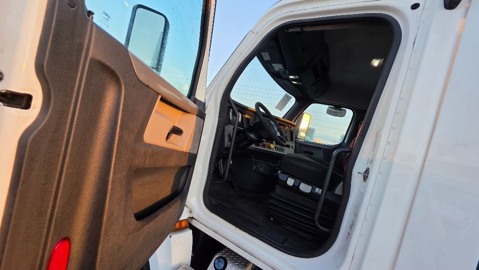 Day Cab Tractor-Heavy Duty Tractors-Freightliner-2020-T12664ST-Ocala-FL-492,279\n\t\tmiles-$ 47,250 - Image 9