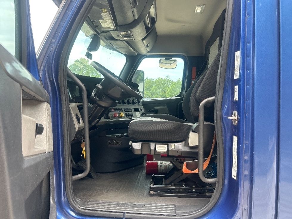 Day Cab Tractor-Heavy Duty Tractors-Freightliner-2020-T12664ST-Ocala-FL-583,224\n\t\tmiles-$ 38,000 - Image 9