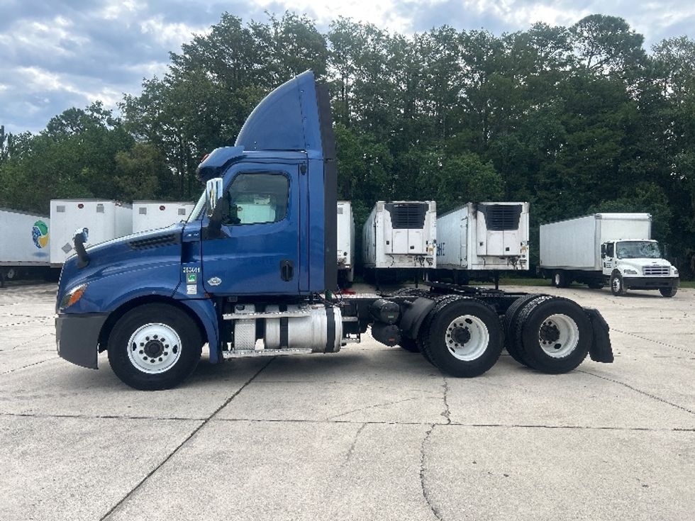 Day Cab Tractor-Heavy Duty Tractors-Freightliner-2020-T12664ST-Ocala-FL-651,921\n\t\tmiles-$ 30,000 - Image 4