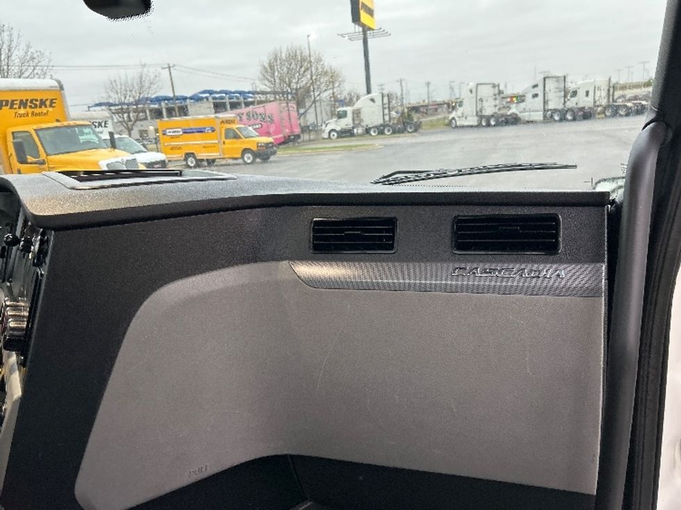 Day Cab Tractor-Heavy Duty Tractors-Freightliner-2020-T12664ST-Oklahoma City-OK-210,197\n\t\tmiles-$ 65,500 - Image 13