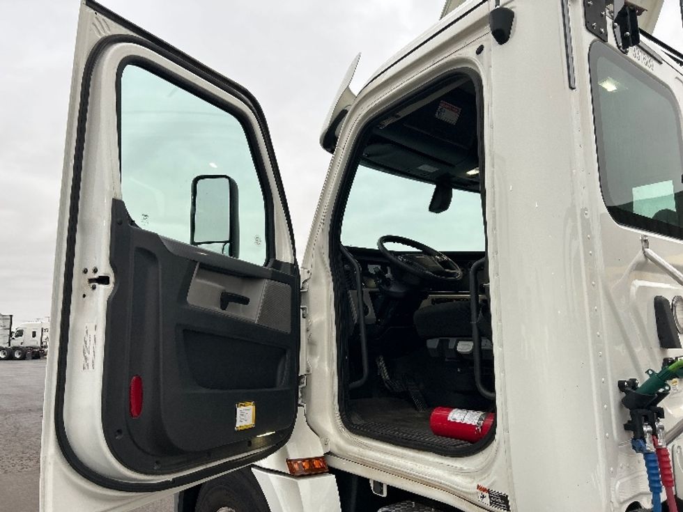 Day Cab Tractor-Heavy Duty Tractors-Freightliner-2020-T12664ST-Oklahoma City-OK-210,197\n\t\tmiles-$ 65,500 - Image 9