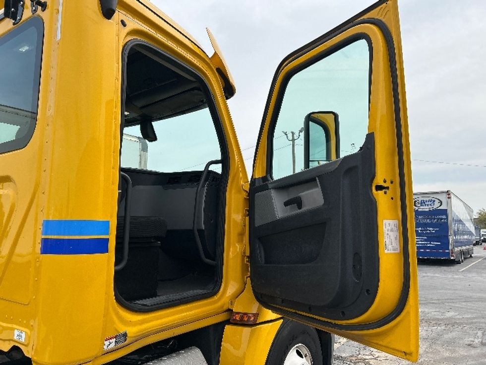 Day Cab Tractor-Heavy Duty Tractors-Freightliner-2020-T12664ST-Oklahoma City-OK-270,689\n\t\tmiles-$ 60,500 - Image 12