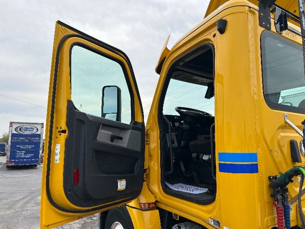 Day Cab Tractor-Heavy Duty Tractors-Freightliner-2020-T12664ST-Oklahoma City-OK-270,689\n\t\tmiles-$ 60,500 - Image 9