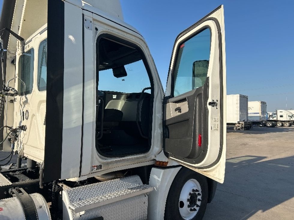 Day Cab Tractor-Heavy Duty Tractors-Freightliner-2020-T12664ST-Oklahoma City-OK-317,711\n\t\tmiles-$ 78,500 - Image 12