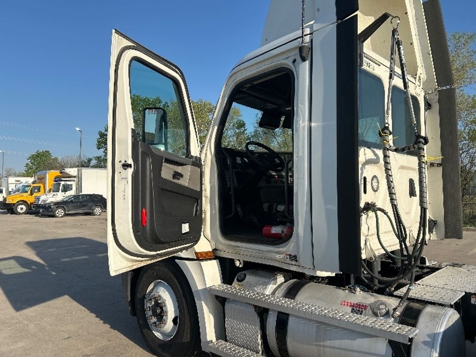 Day Cab Tractor-Heavy Duty Tractors-Freightliner-2020-T12664ST-Oklahoma City-OK-317,711\n\t\tmiles-$ 78,500 - Image 9