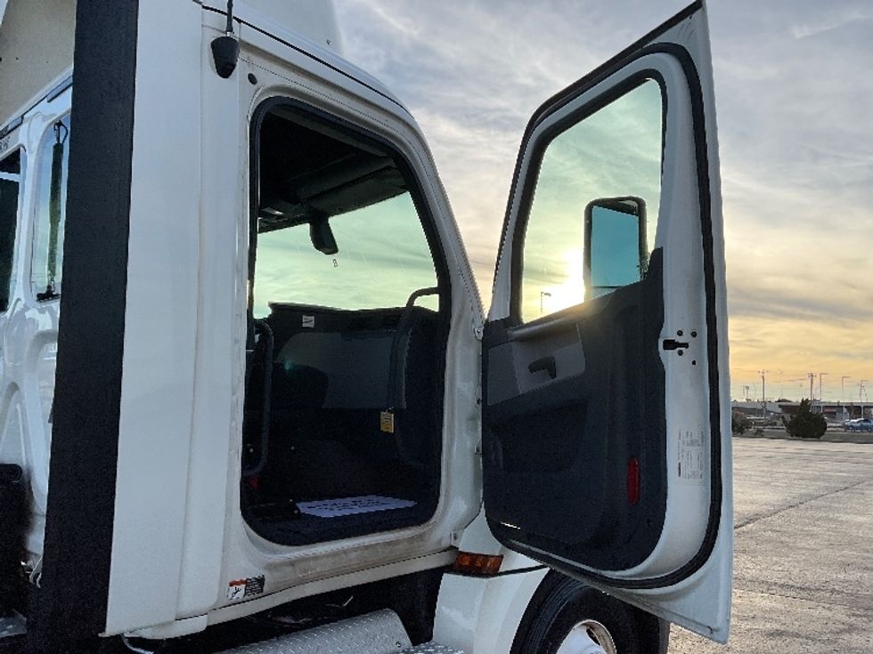 Day Cab Tractor-Heavy Duty Tractors-Freightliner-2020-T12664ST-Oklahoma City-OK-389,117\n\t\tmiles-$ 72,250 - Image 12