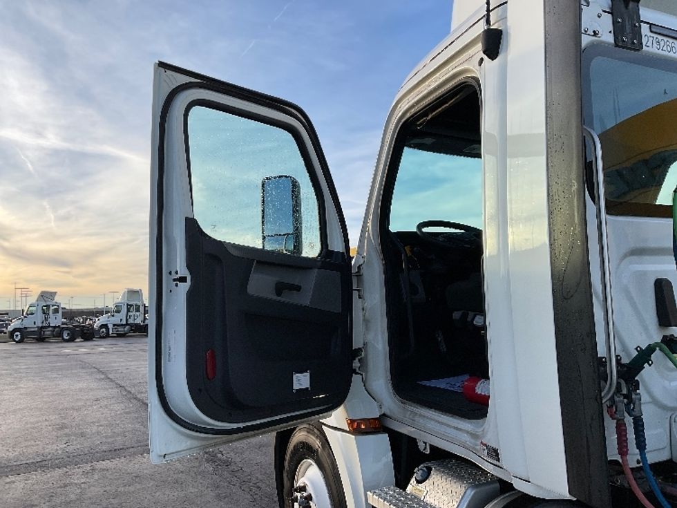 Day Cab Tractor-Heavy Duty Tractors-Freightliner-2020-T12664ST-Oklahoma City-OK-389,117\n\t\tmiles-$ 72,250 - Image 9