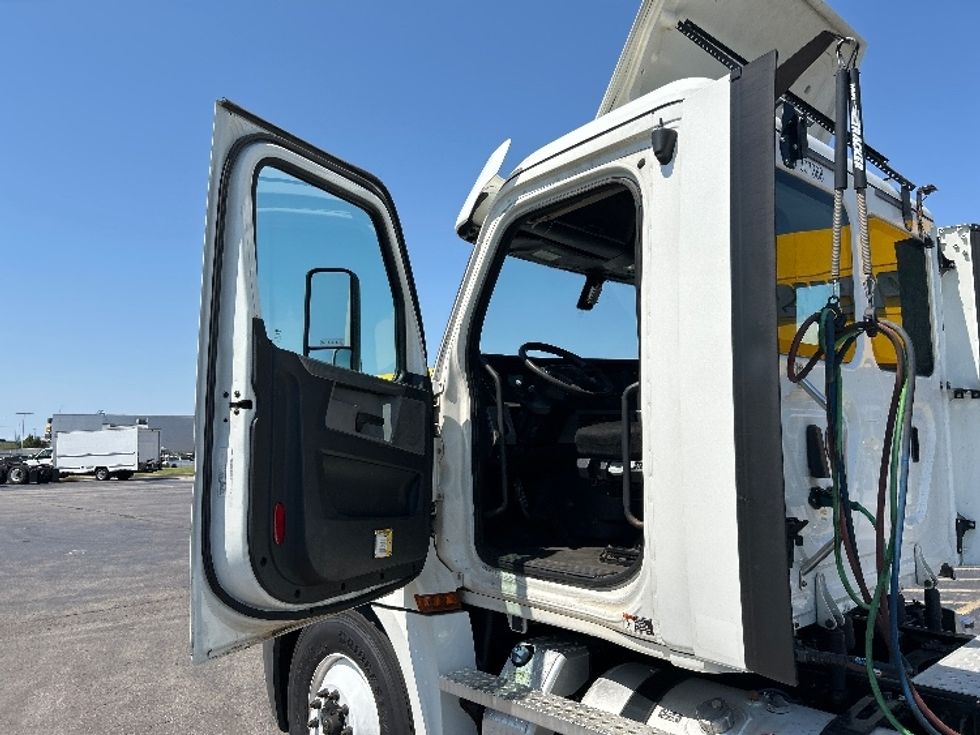 Day Cab Tractor-Heavy Duty Tractors-Freightliner-2020-T12664ST-Oklahoma City-OK-500,236\n\t\tmiles-$ 49,000 - Image 9
