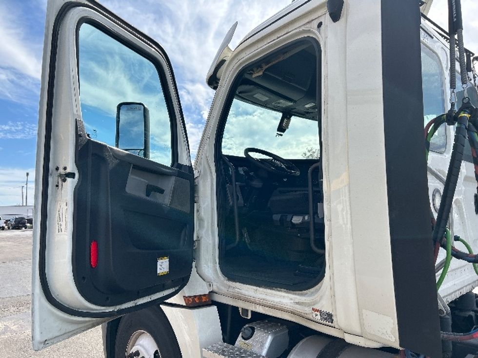 Day Cab Tractor-Heavy Duty Tractors-Freightliner-2020-T12664ST-Oklahoma City-OK-515,375\n\t\tmiles-$ 44,500 - Image 9